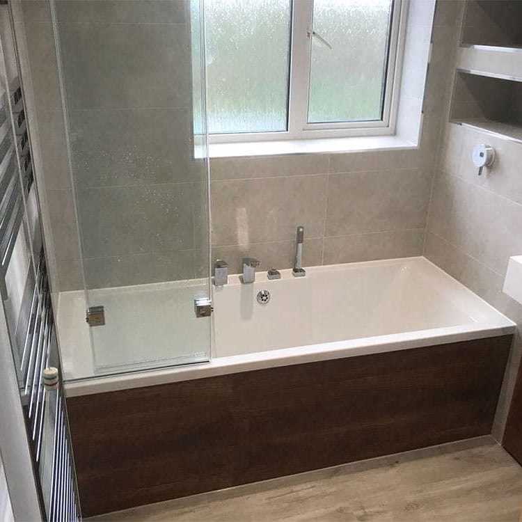 Bath with shower screen